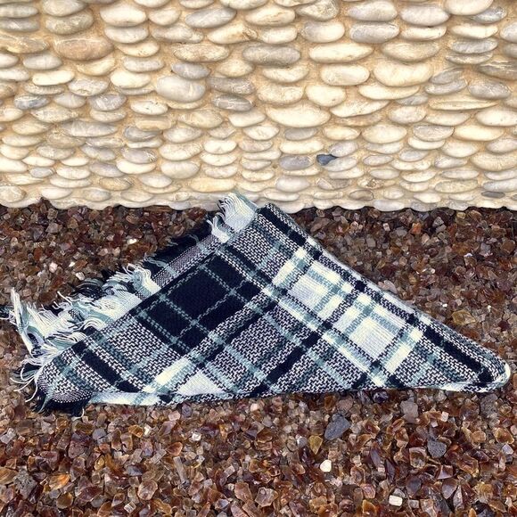 New! Wander Agio Black/White/Sage Green Plaid Triangle Scarf/Shawl/Wrap One Size - Picture 3 of 7